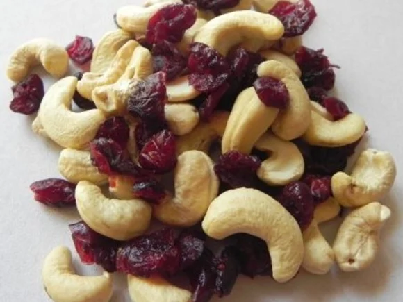 Суміш горіхів з журавлиною